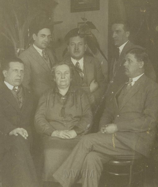 KKE 5362.jpg - Fot. Rodzinne. Rodzina Mrygłodowicz – Pięciu synów z matką., Brody, lata 30-te XX wieku.